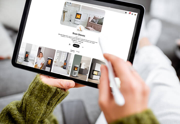 Zbliżenie na ręce trzymające tablet i przewijający stronę na Pintereście