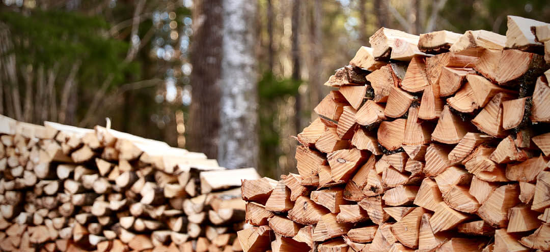 Stos drewna na zewnątrz