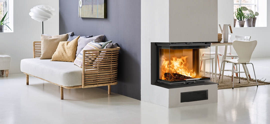 Biały salon z bambusową sofą i fioletową ścianą z kominkiem na ścianie końcowej i wkładem kominkowym Scan 5004 FRL ze szkłem z trzech stron