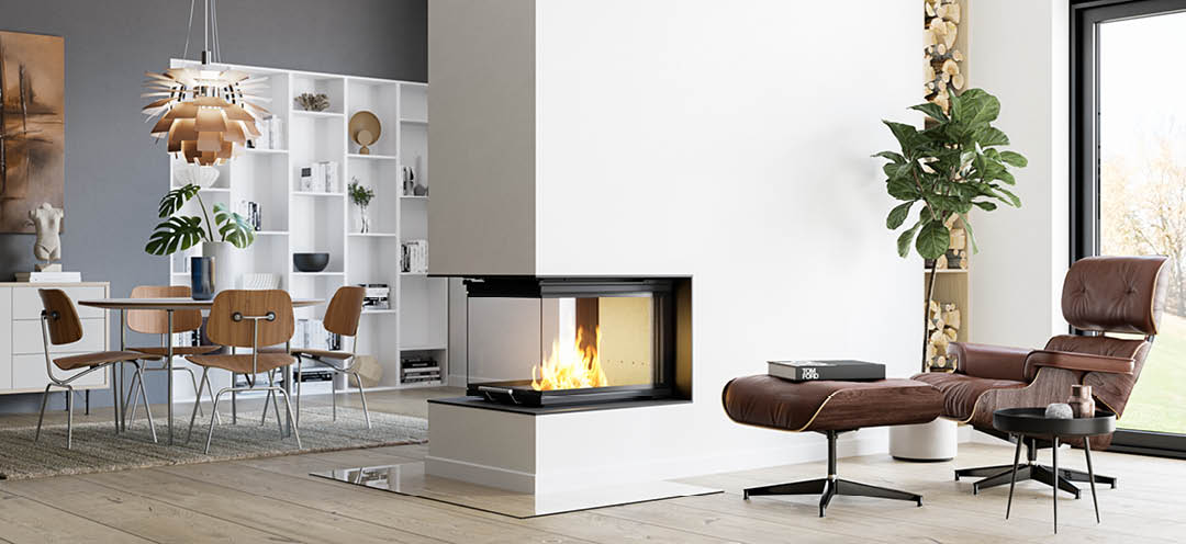 Duży kominek Scan 5005 FRL jako przegroda pomieszczenia ze szkłem z trzech stron i drzwiami z funkcją podnoszenia w salonie z jadalnią i niebieską ścianą z tyłu