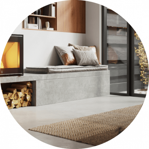 Ławka wkomponowana w obudowę kominka.