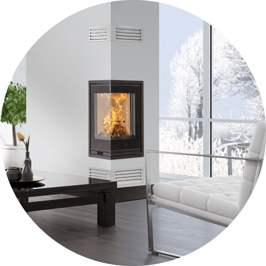 Czarny wkład kominkowy Scan 1008 umieszczony w narożnej obudowie.