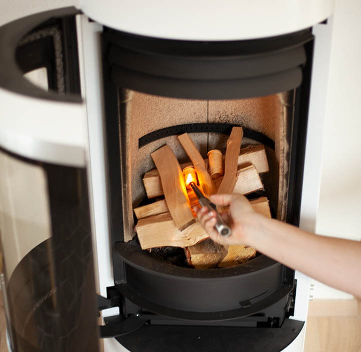 Zbliżenie wnętrza kominka przedstawiające sposób układania ognia