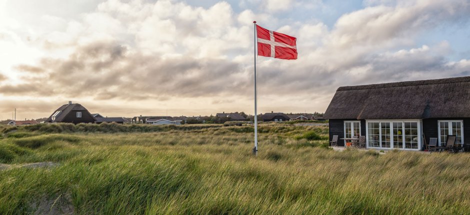 Duński dom wakacyjny z flagą na maszcie