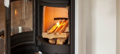 Biały piec na drewno gotowy do rozpalenia