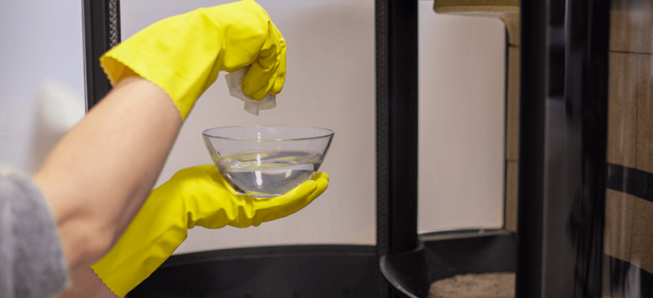 Przygotowanie do mycia szyb w kominku