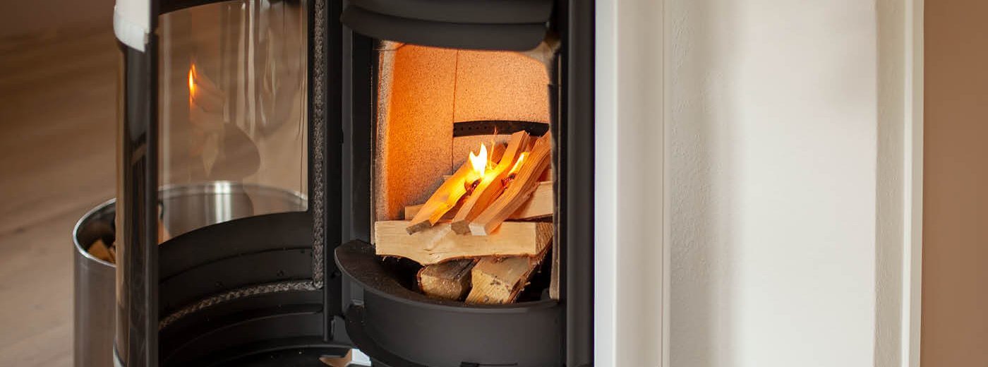 Biały piec na drewno gotowy do rozpalenia