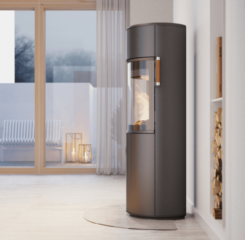 Piec opalany drewnem Scan 67-1000 w jasnym skandynawskim wnętrzu.
