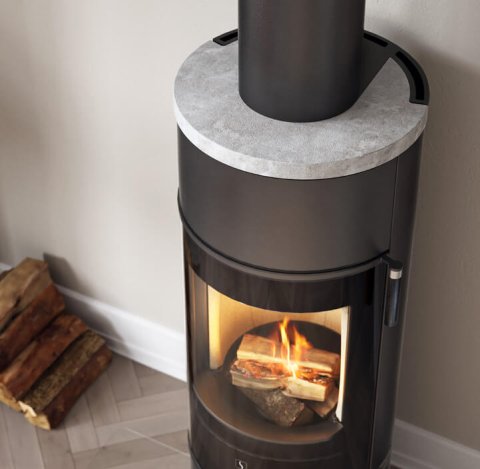 Czarny kominek Scan 84 z opcjonalnym blatem ze steatytu